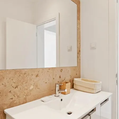Modern Portuguese 1 Bedroom In Belem Apartament Lizbona